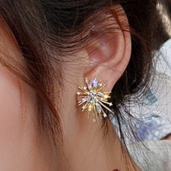 NIB 18kt Gold Star Galaxy Diamond Earrings - Picture 5 of 5